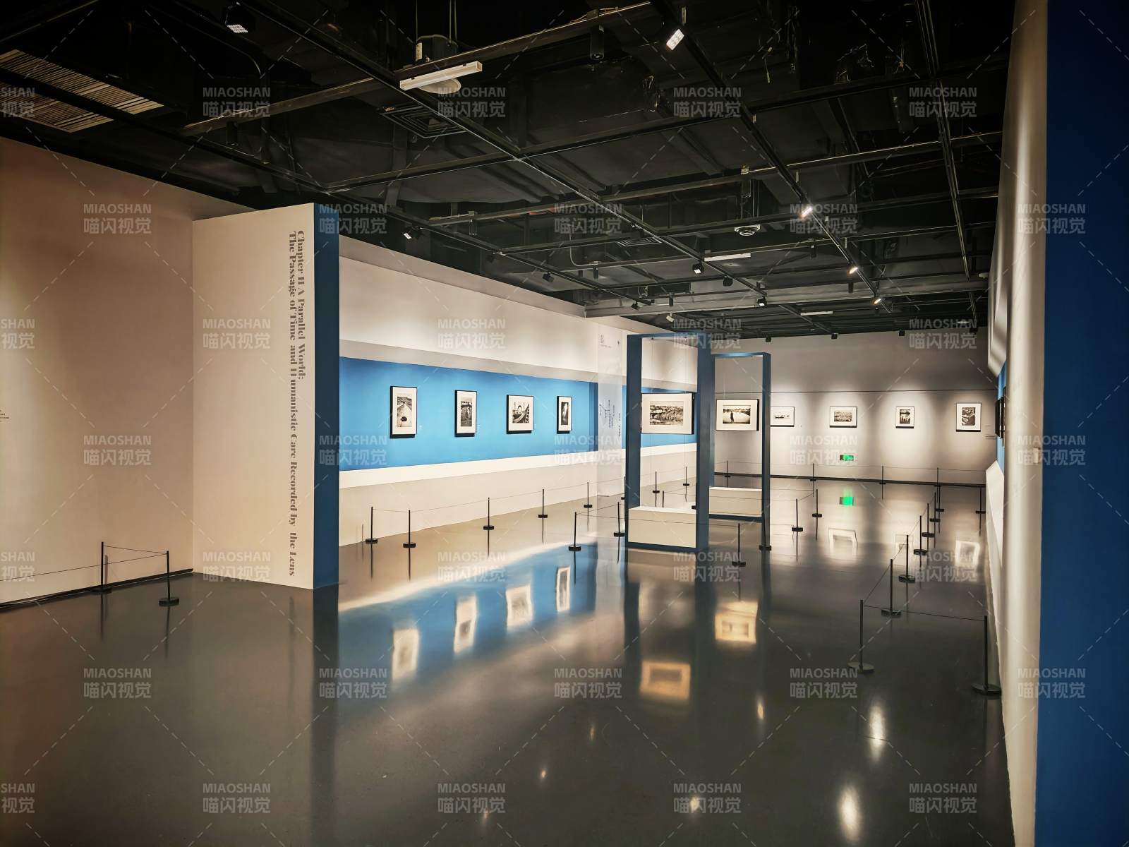 现代艺术展厅静谧光影。图片