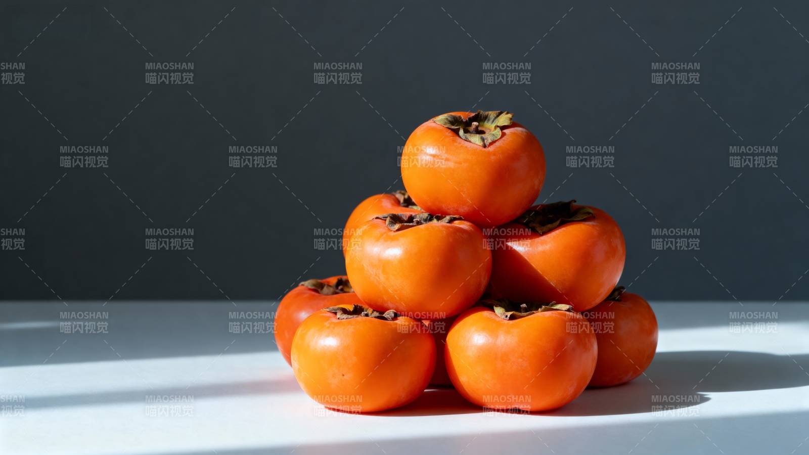 橙红柿子堆叠如山图片