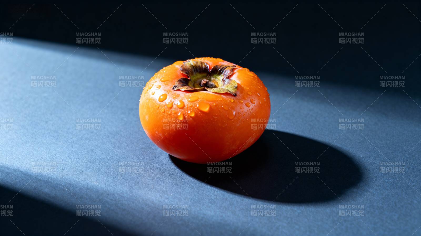 橙柿带露 光影静美图片