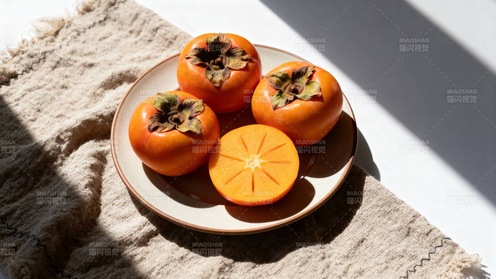 阳光下的柿子盘图片