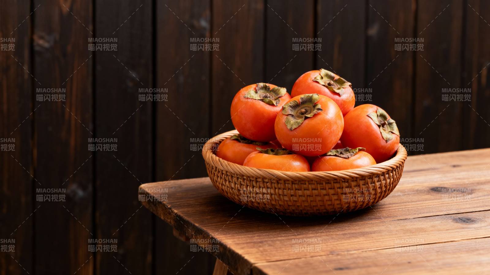 木桌竹篮盛红柿图片