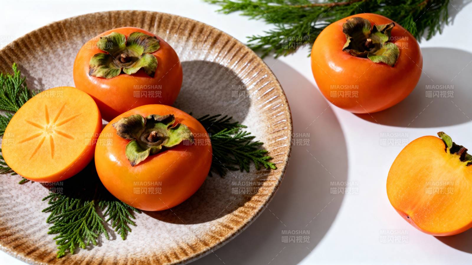 柿子配松枝 秋日静物美图片