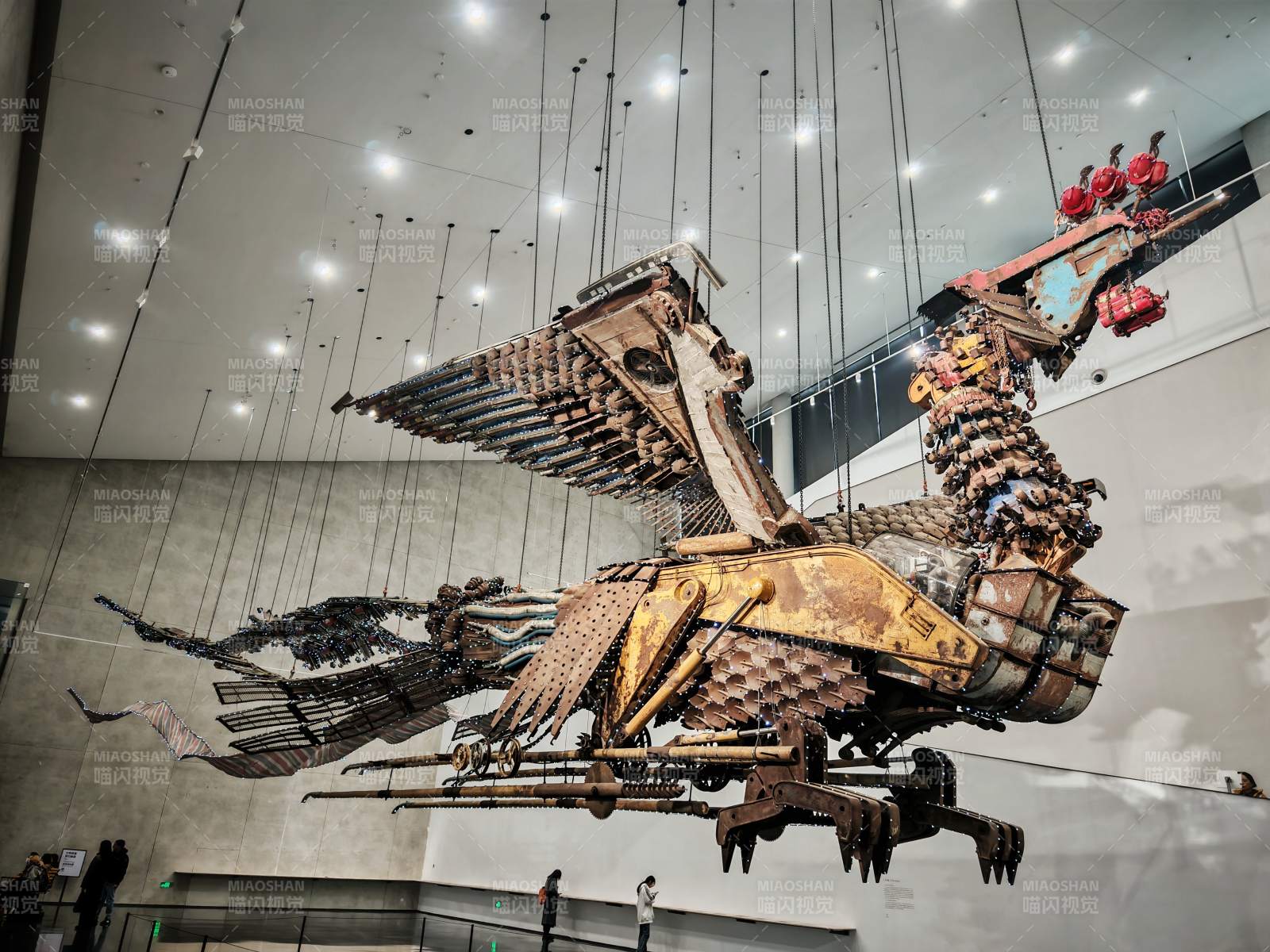 机械巨鸟悬空展。图片