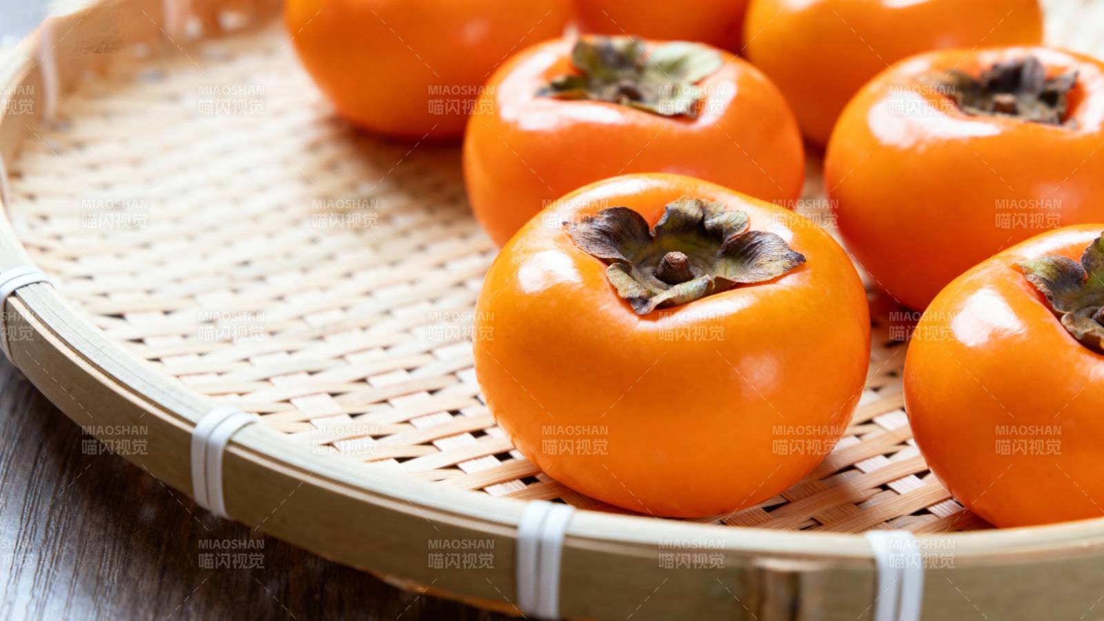 竹篮盛红柿 秋意正浓时图片