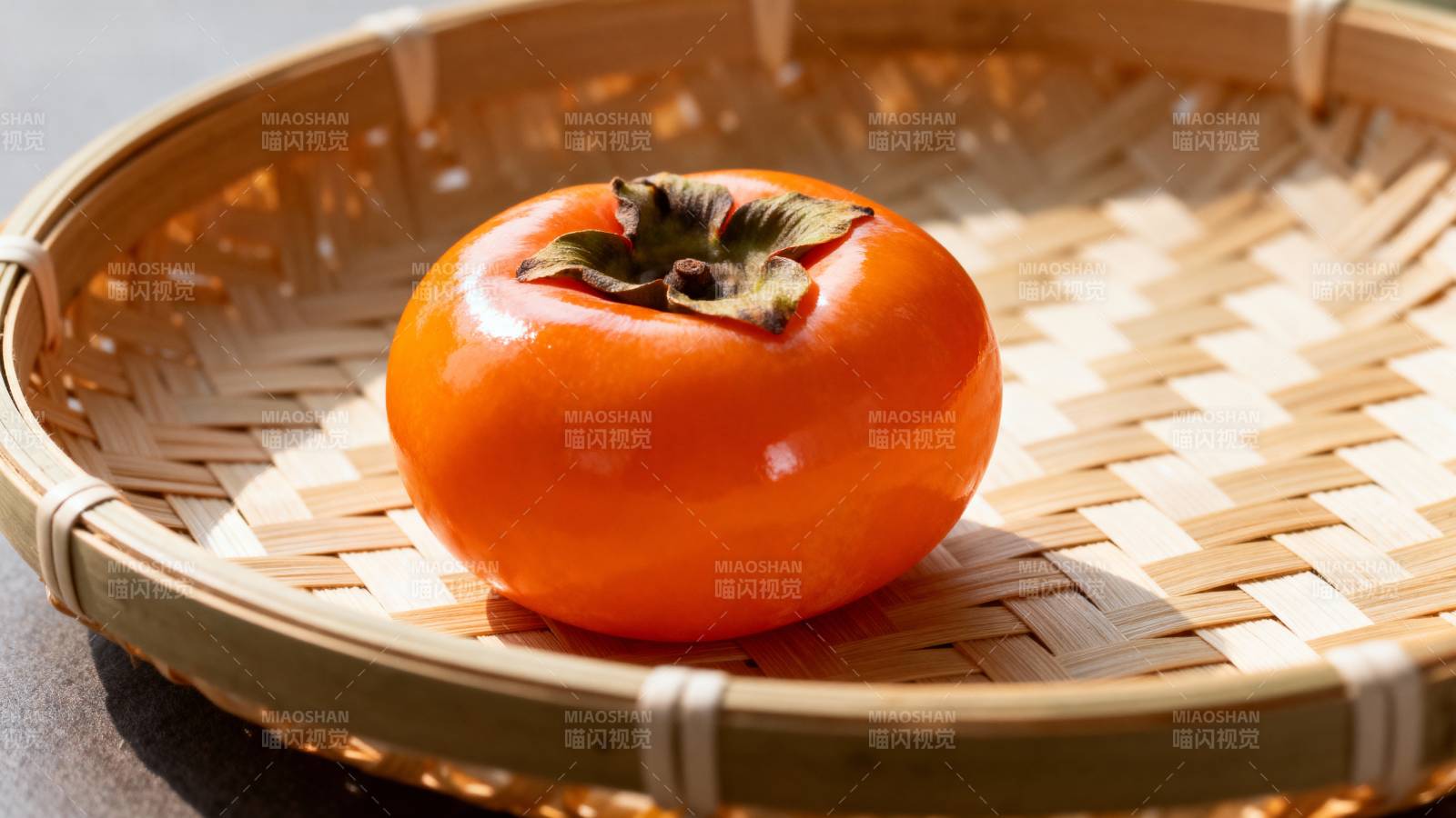 竹篮盛红柿 秋意正浓时图片