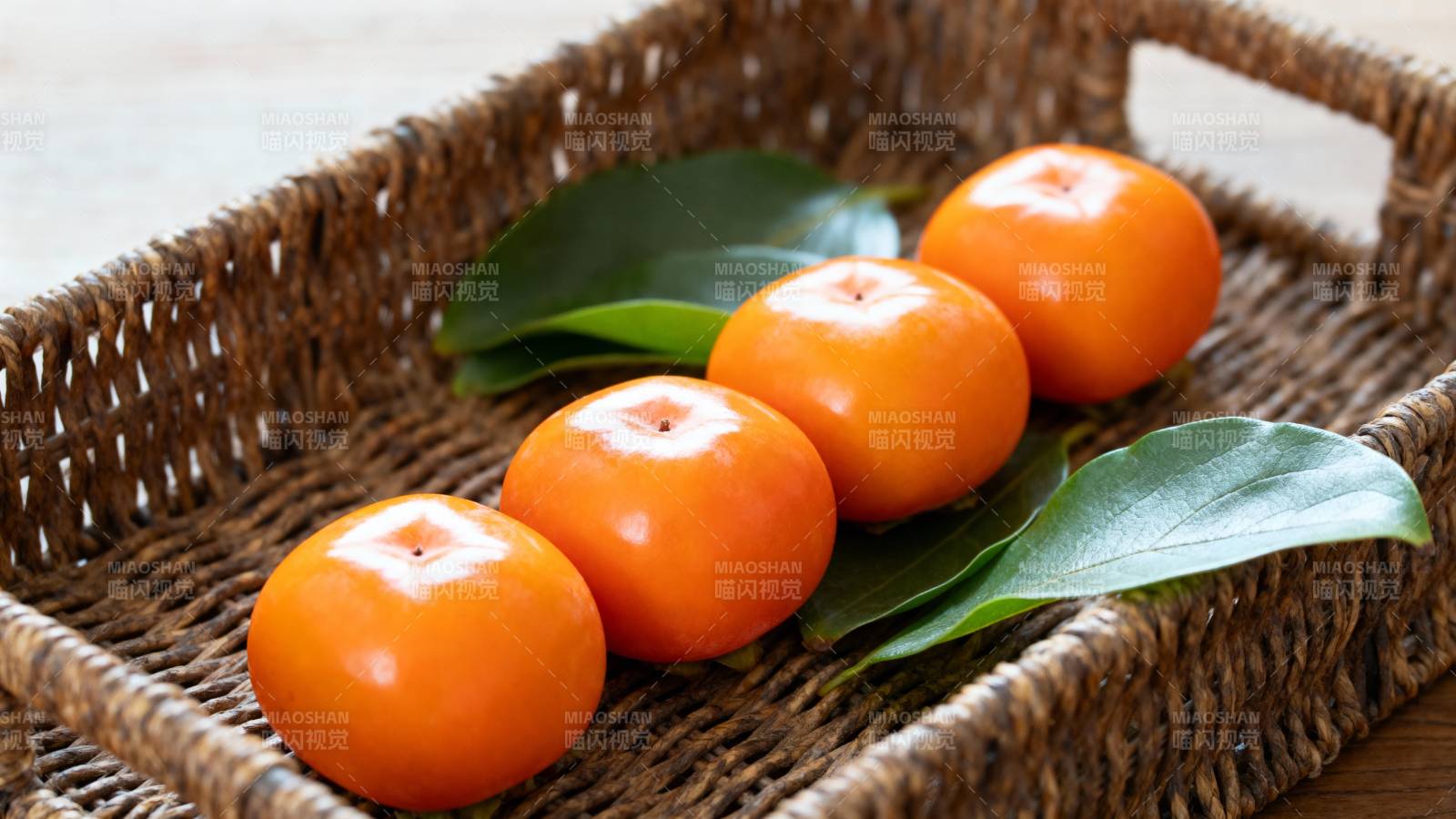 竹篮盛橘 绿叶相伴图片
