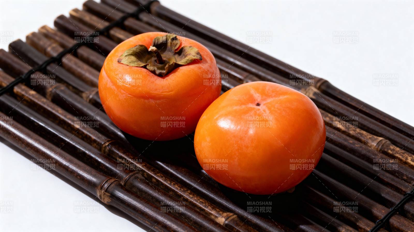 柿子竹席上 橙红诱人香图片