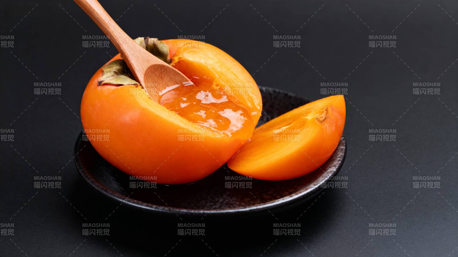 柿子切开 勺舀果肉图片