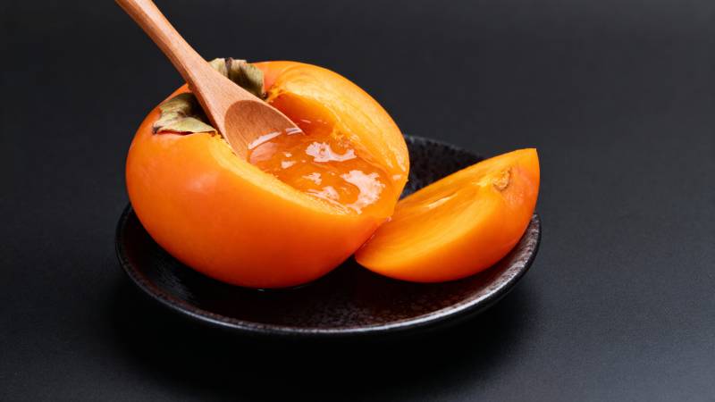 柿子切开 勺舀果肉图片
