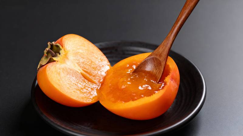 柿子切半 木勺舀果肉图片