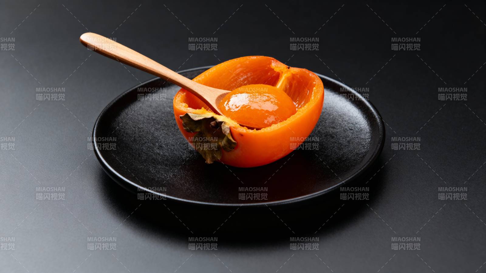 黑盘橙柿配木勺图片