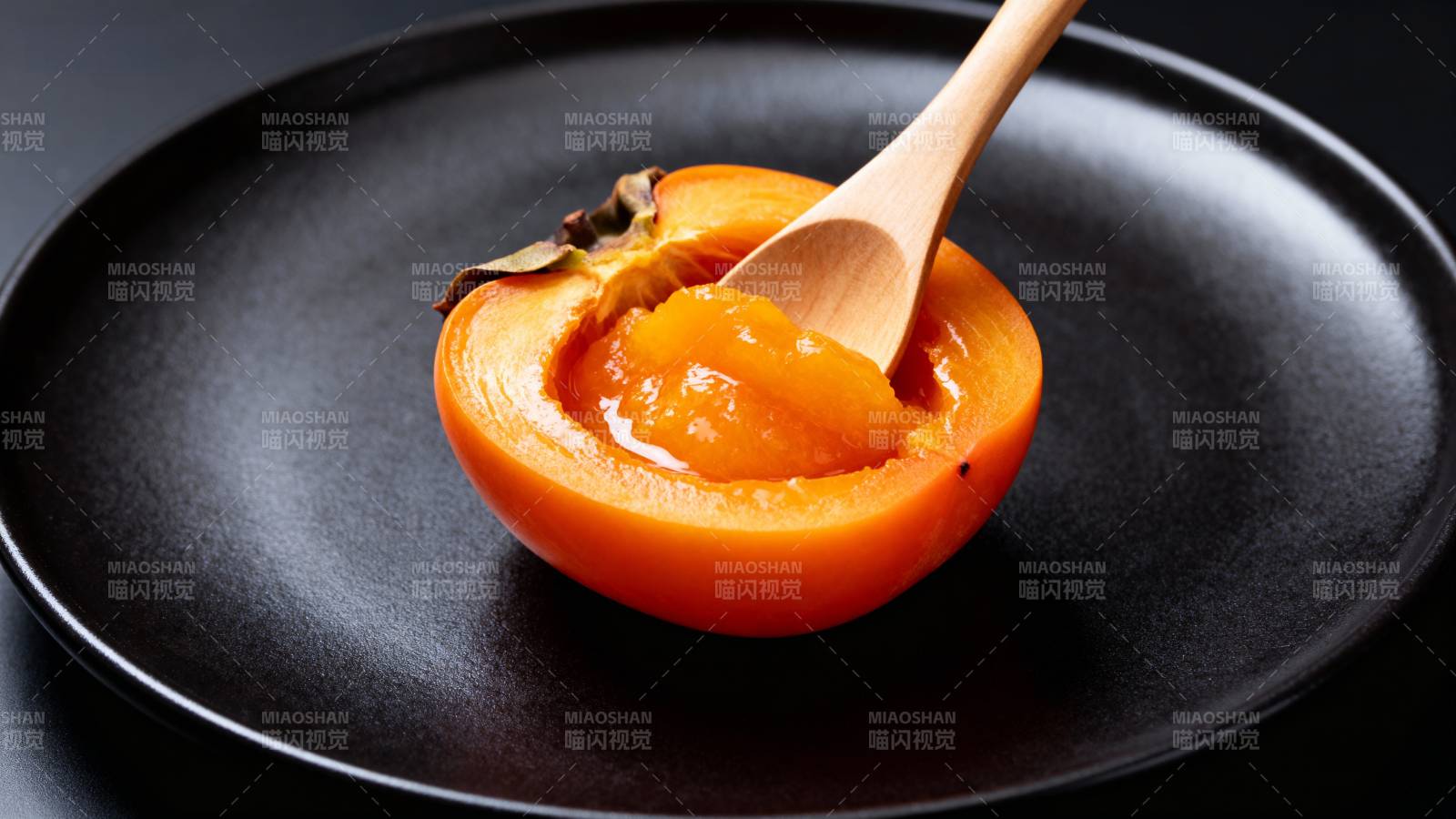 黑盘橙柿 木勺轻舀甜润图片