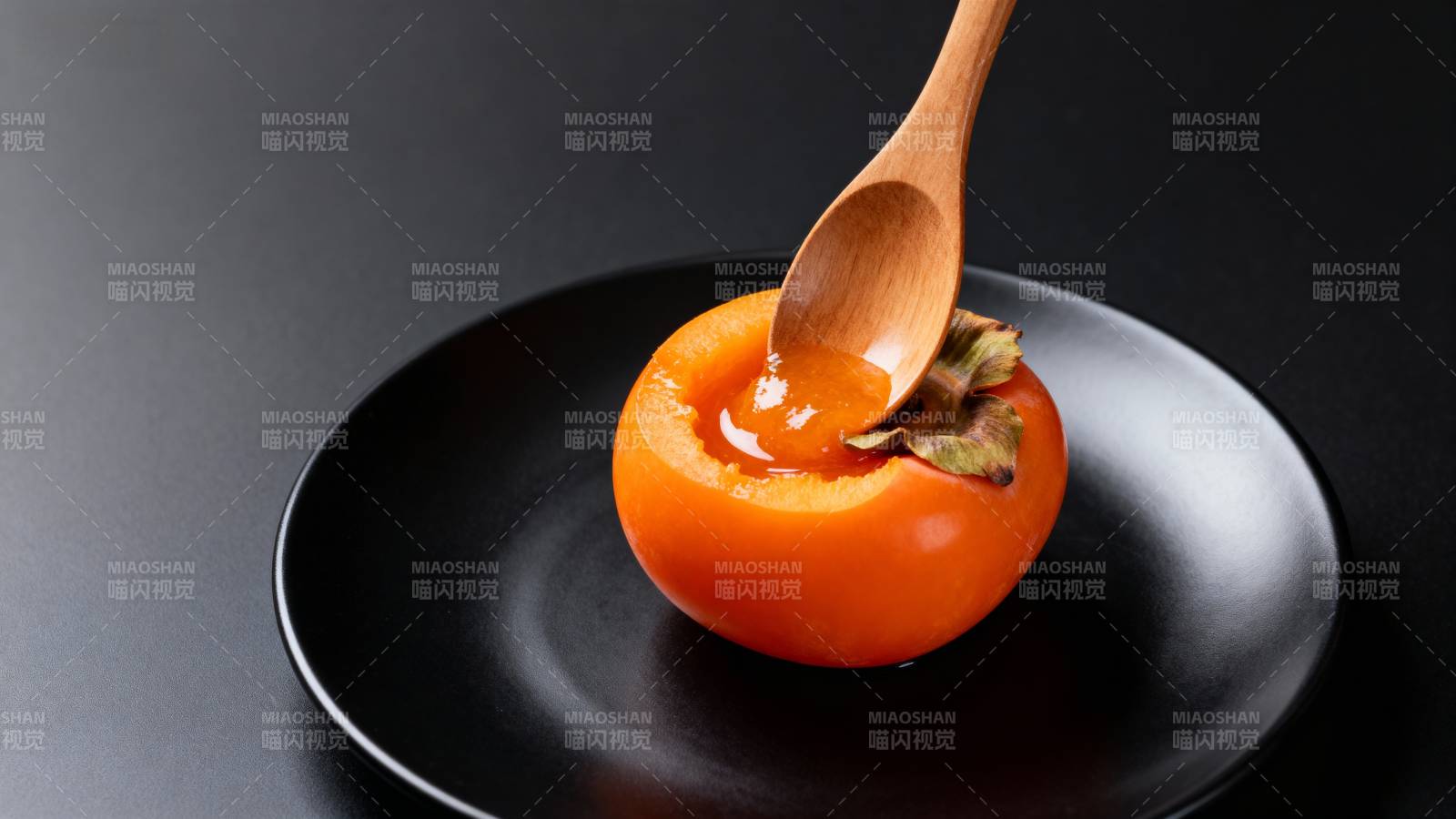 黑盘柿配木勺 橙红诱人图片