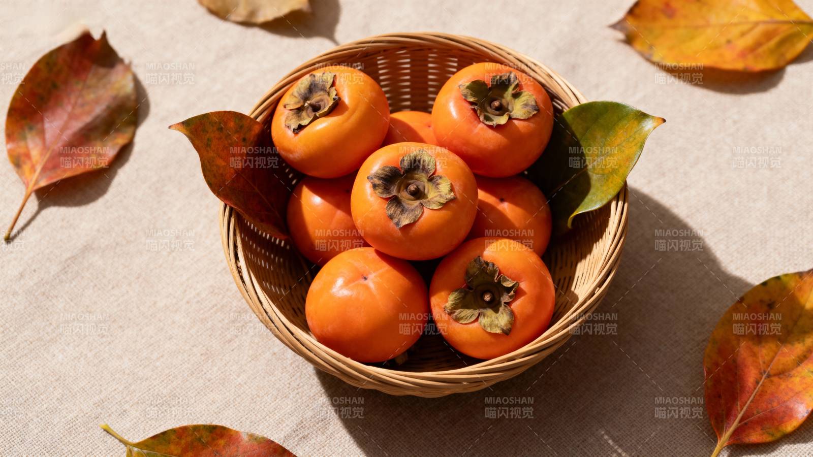 秋柿满篮 落叶相伴图片