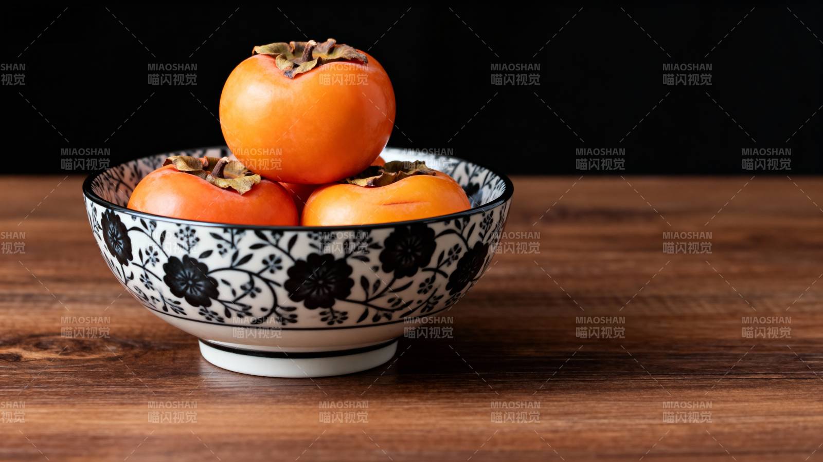 柿满花碗 秋意浓情图片