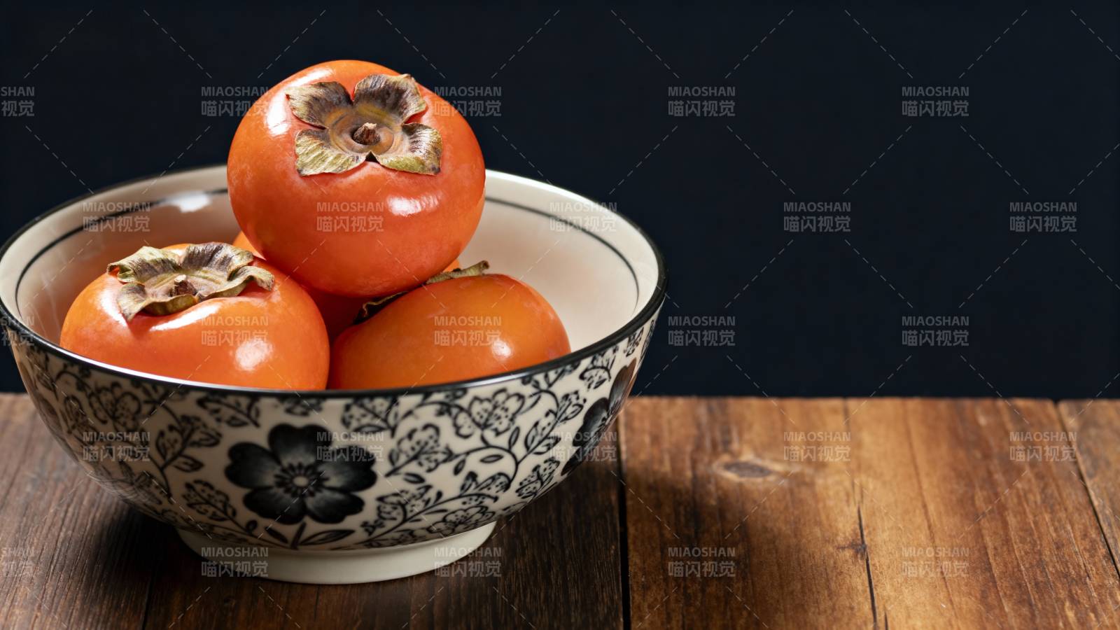 瓷碗盛柿 木桌静美图片