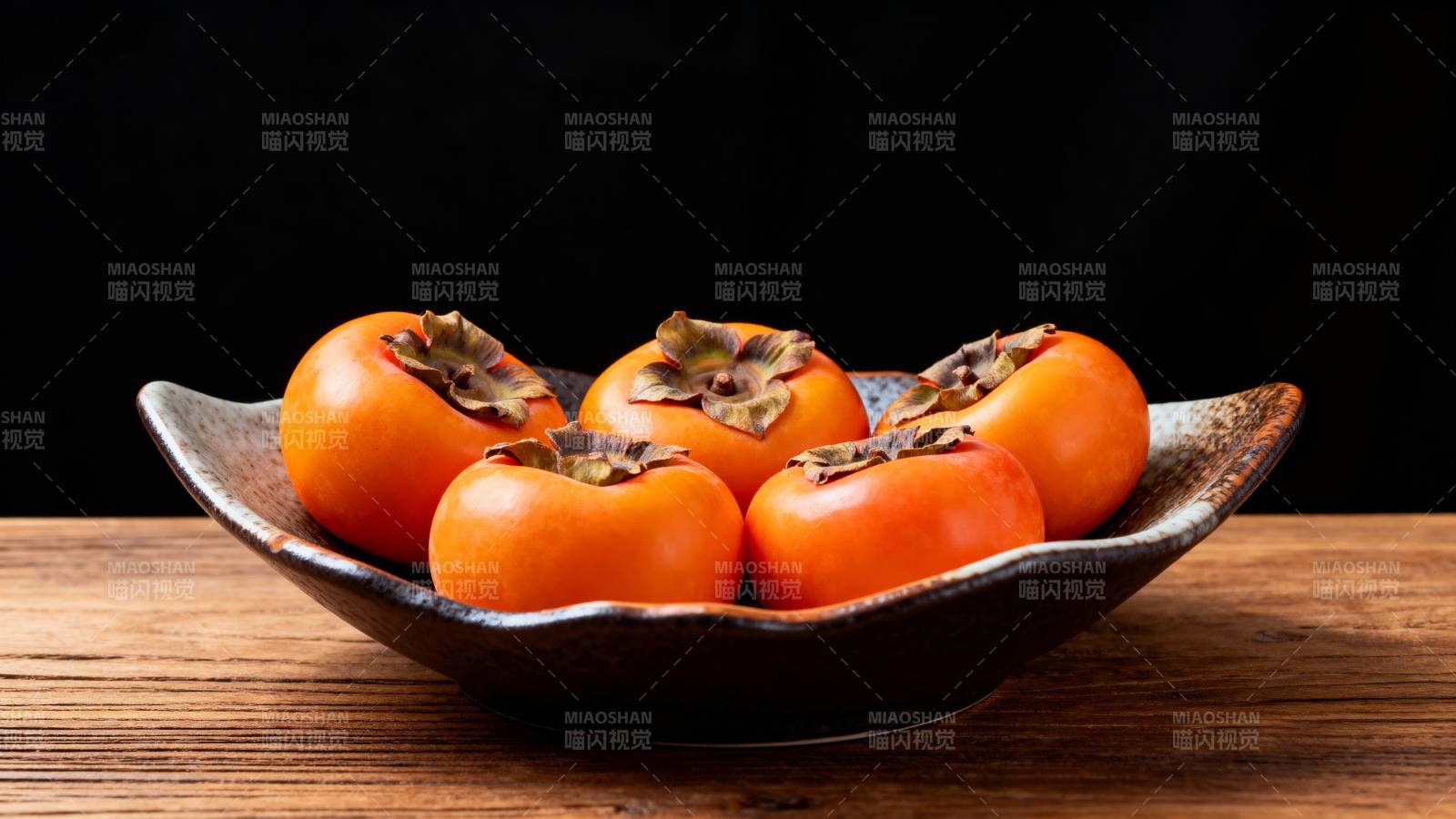 柿子盛于陶碗 静美如画图片