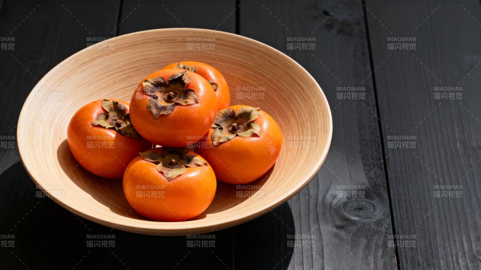 木盘盛柿 秋日暖光图片
