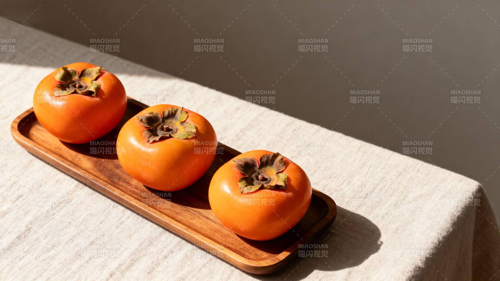 三柿入盘 暖阳斜照图片