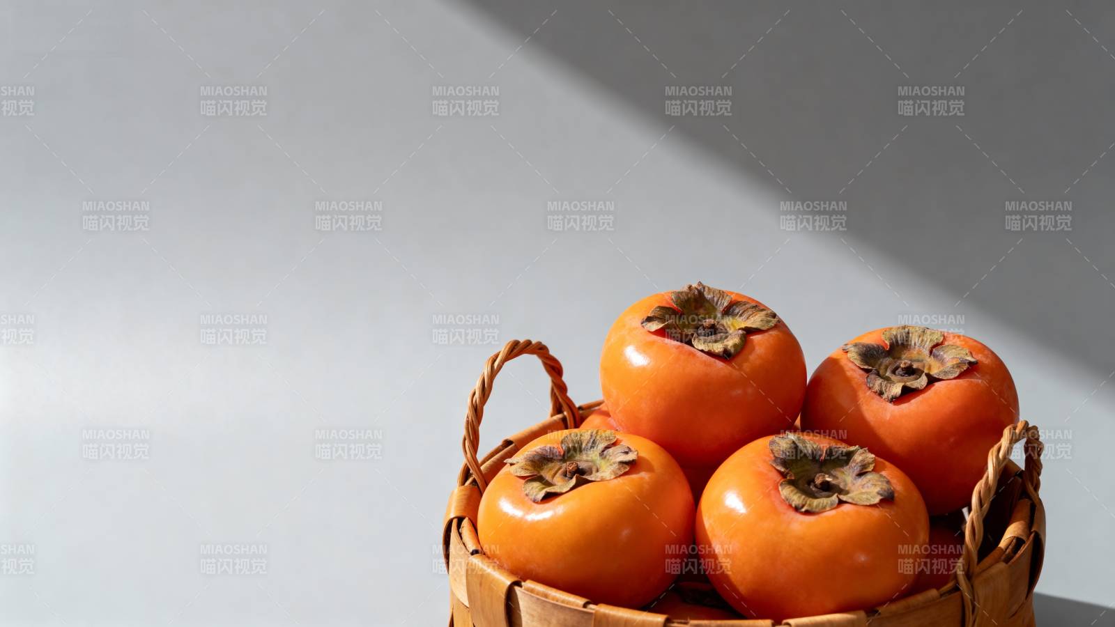 篮中柿子 秋日暖阳下图片