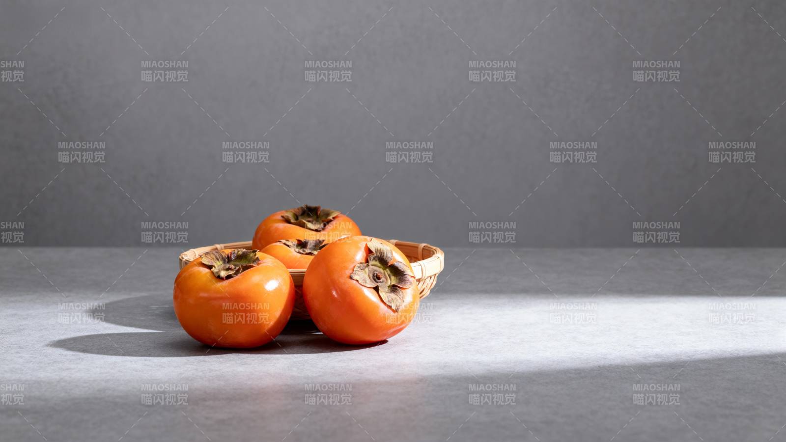 三颗柿子静置灰台图片