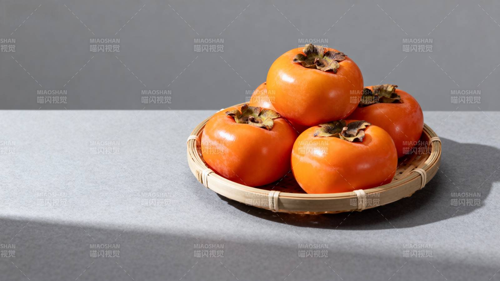 竹盘盛柿 秋意正浓图片