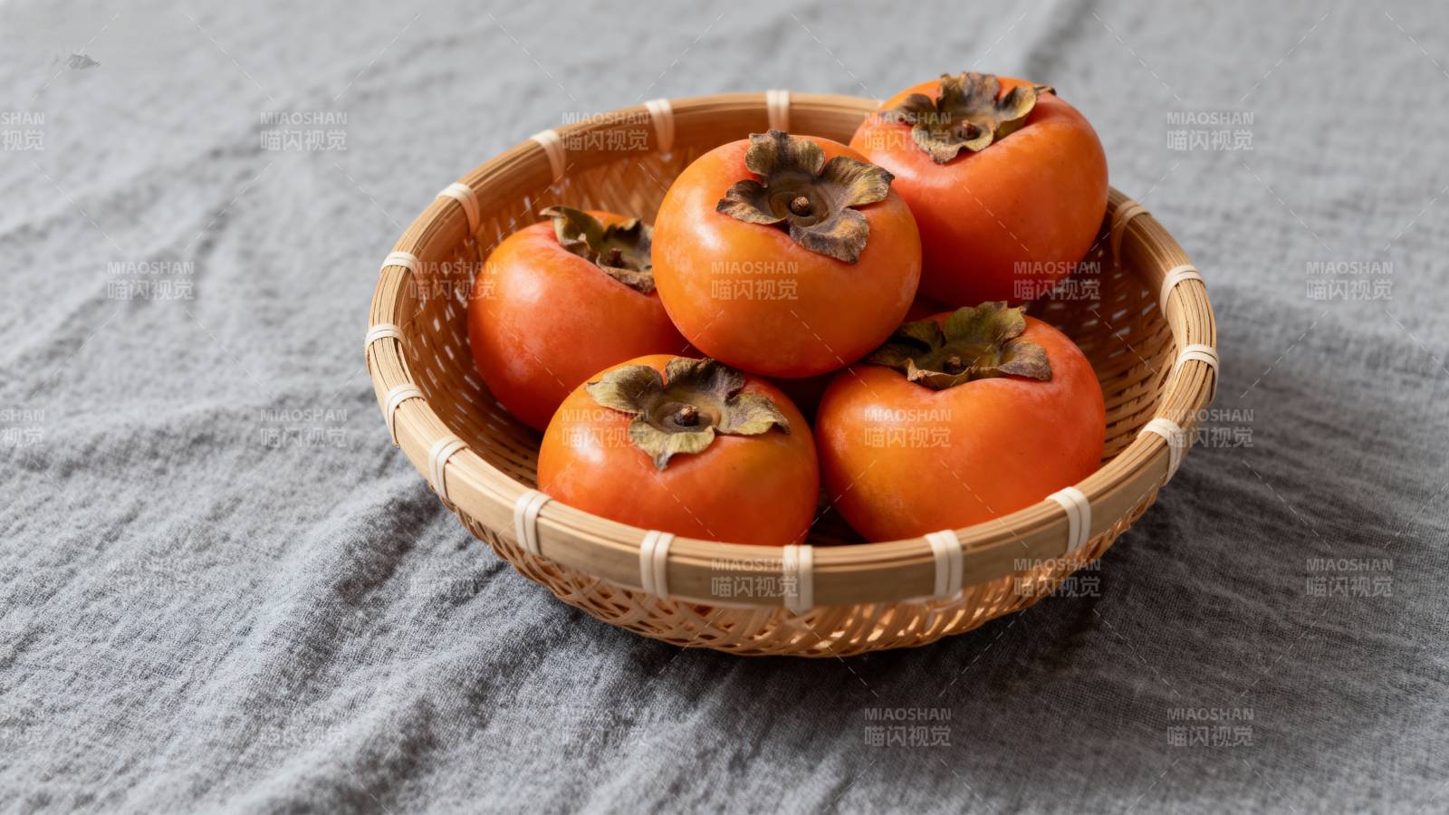 竹篮盛柿 秋意浓情图片