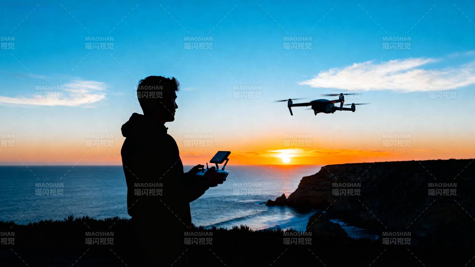 夕阳下操控无人机航拍图片