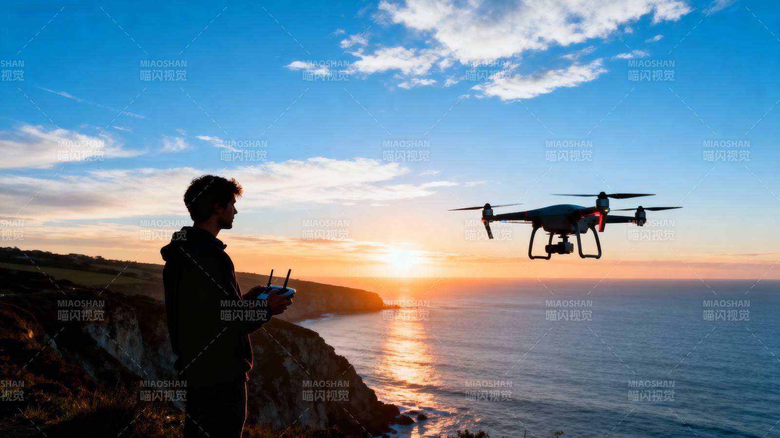 夕阳下操控无人机航拍海景图片