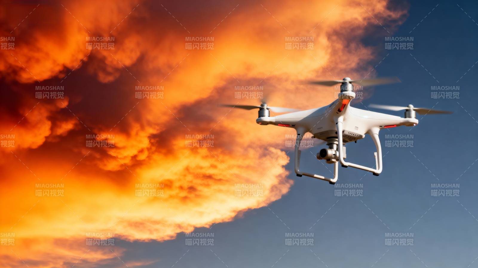 无人机飞越火云天空图片