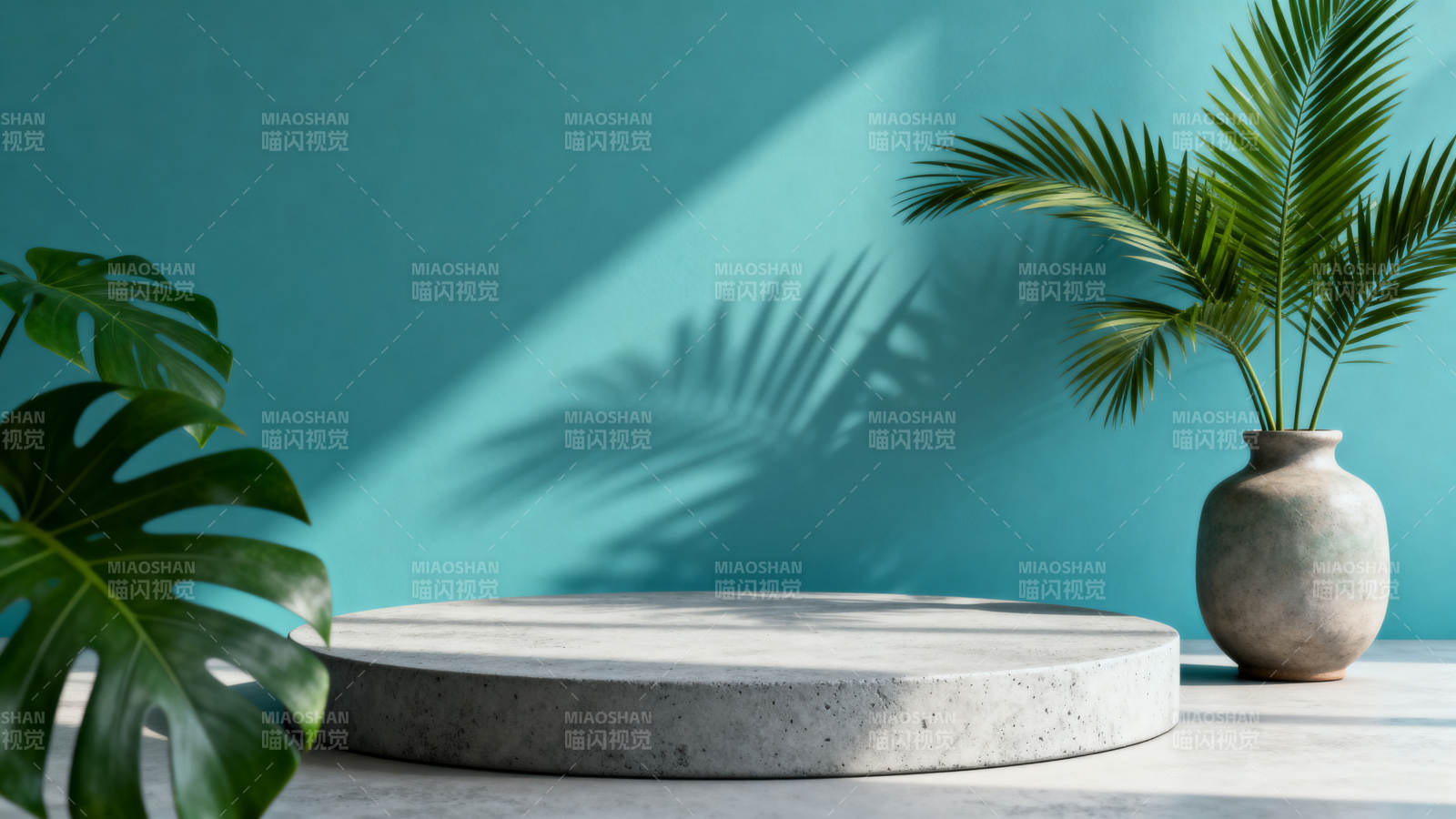 绿植环绕的简约展示台图片