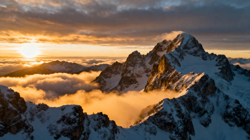 雪山云海映金辉图片
