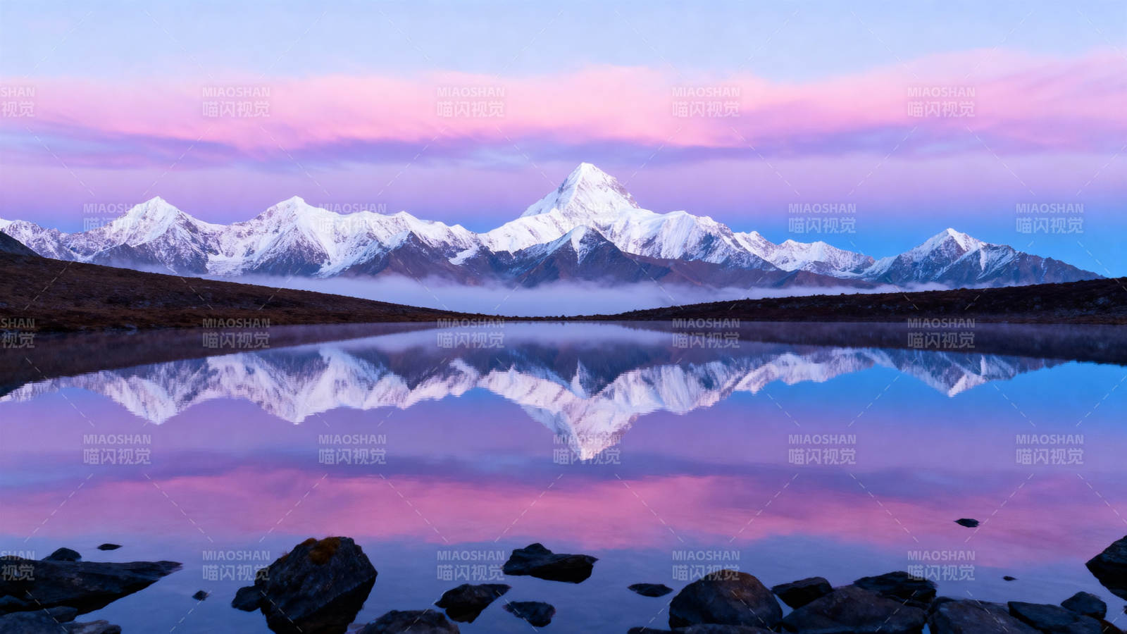 雪山倒影 粉紫霞光湖景图片