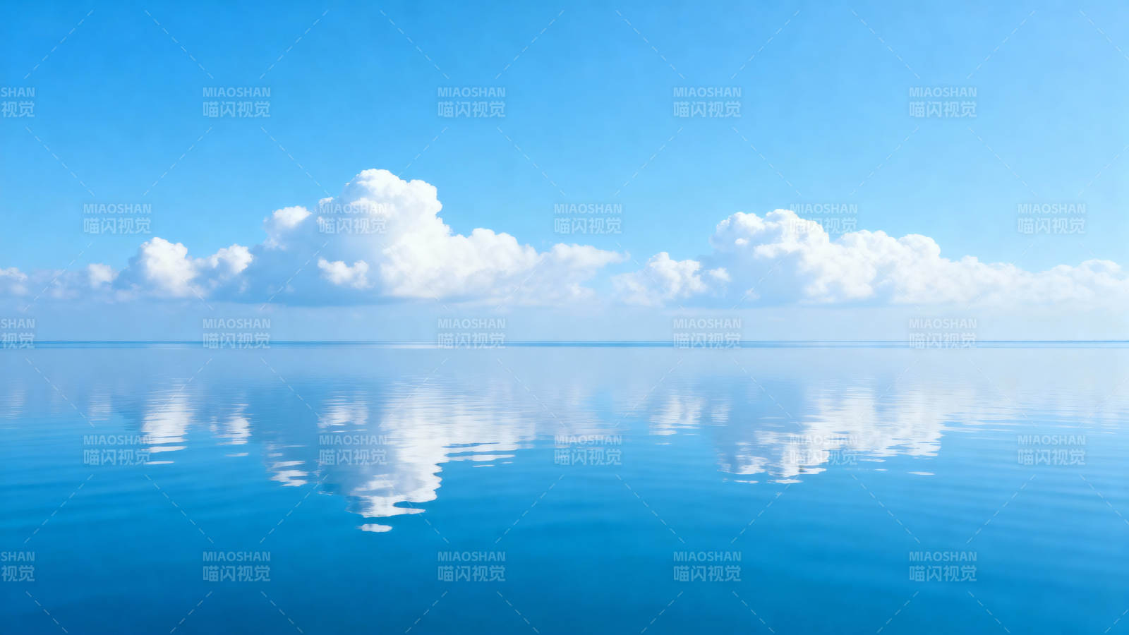 海天一色 云影倒映图片