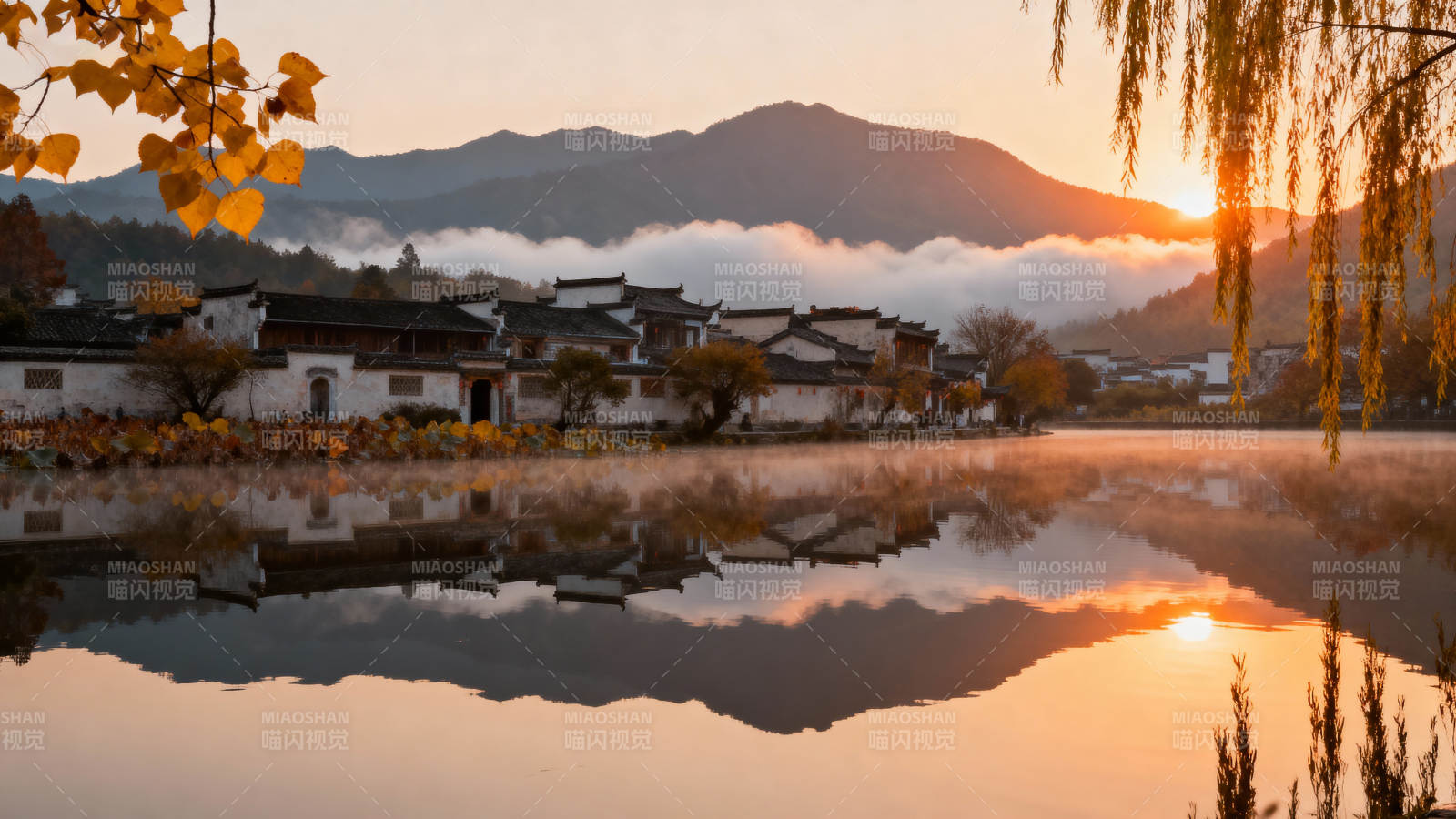 晨雾古村 山水倒影如画图片