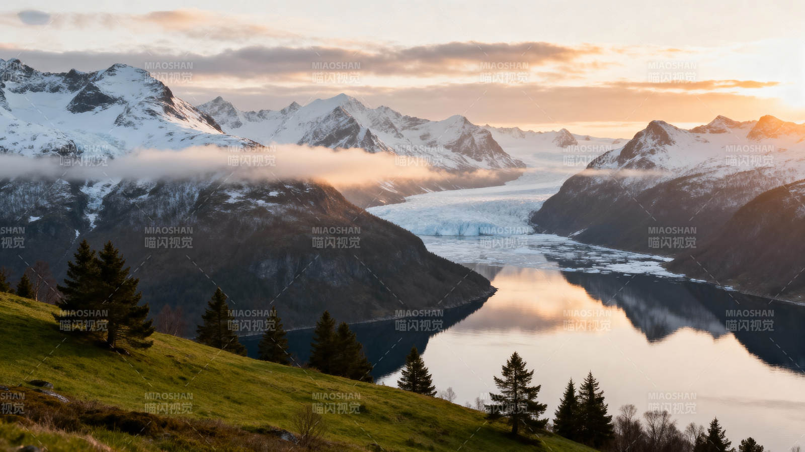 雪山映湖 晨曦如画图片