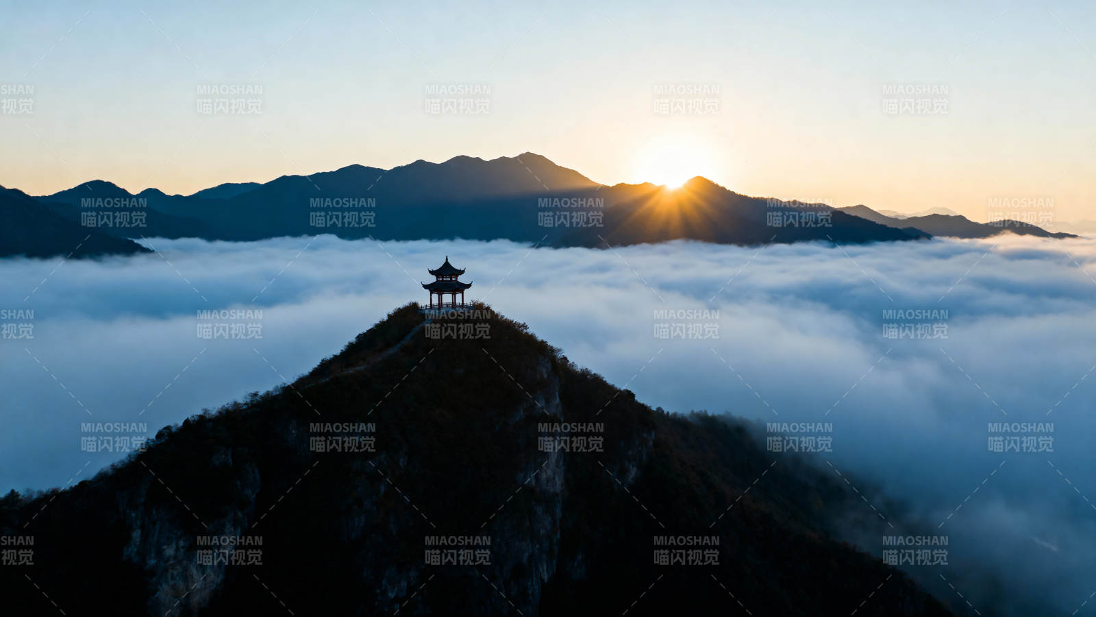 云海日出 山巅古亭静立图片