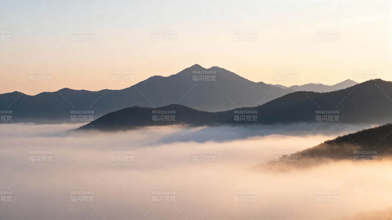 云海缭绕 山峦隐现晨光中图片