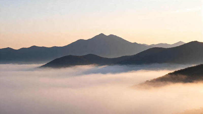 云海缭绕 山峦隐现晨光中图片