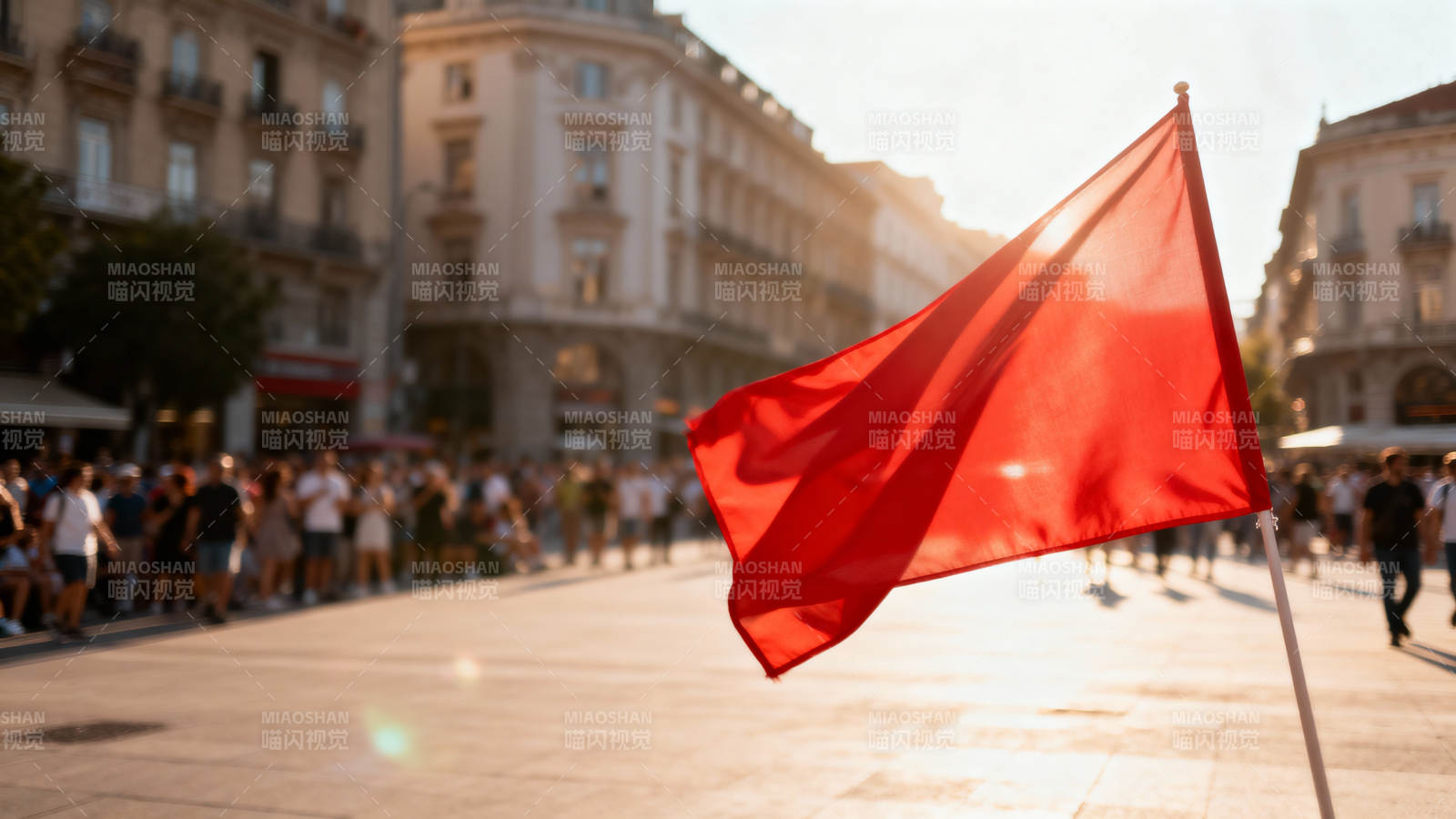 红旗飘扬 广场人潮涌动图片