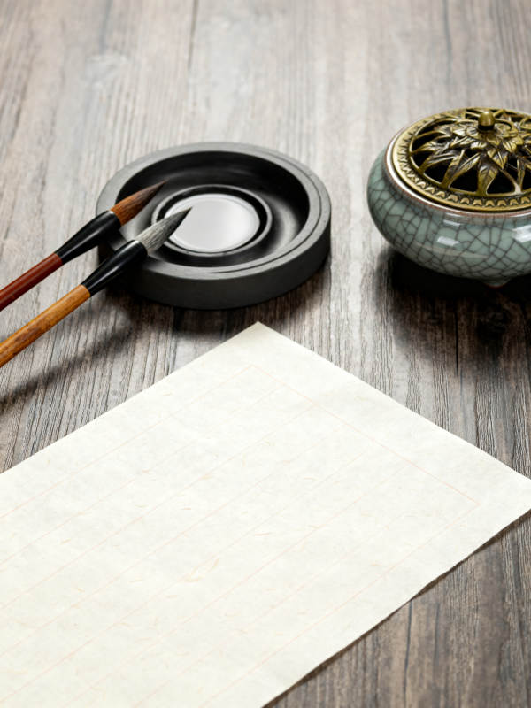 文房四宝静置木桌之上图片