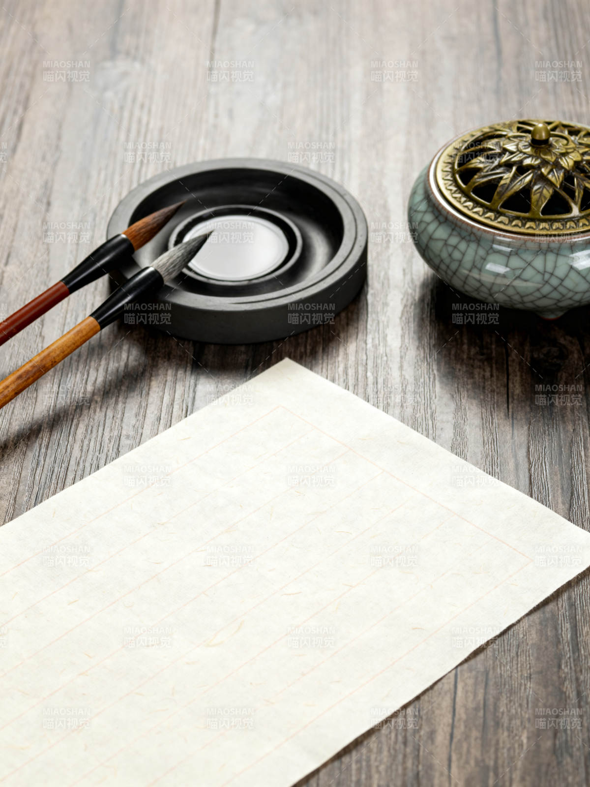 文房四宝静置木桌之上图片