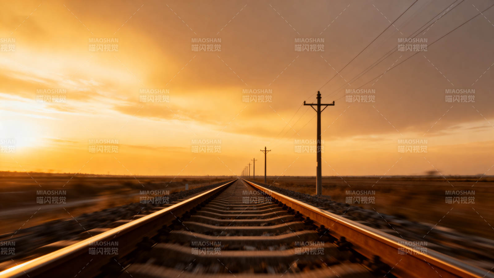 夕阳下的铁轨延伸至远方图片