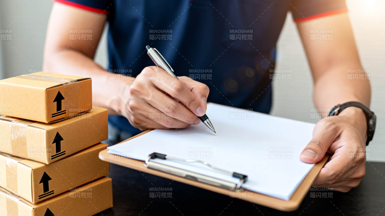 快递员签收包裹场景图片