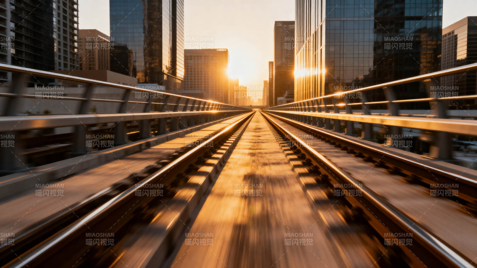 城市轨道 夕阳疾驰图片