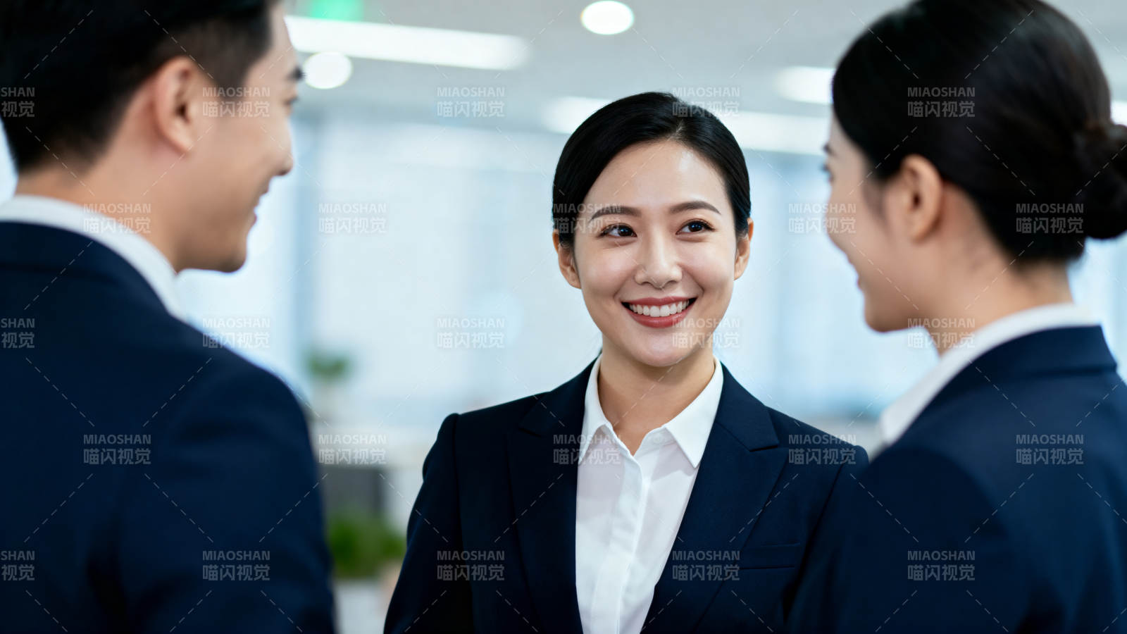 职场微笑交流瞬间图片