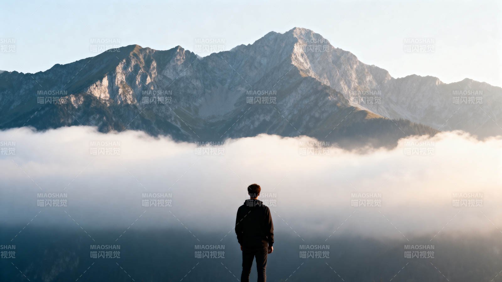 云海之上 一人望山图片