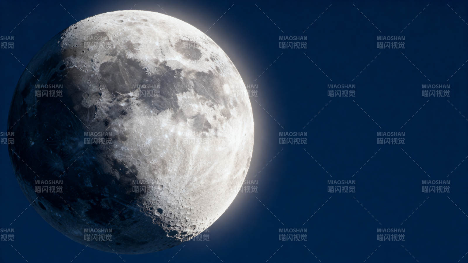 月半明辉 夜静如水图片