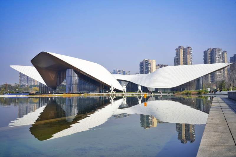现代建筑映水景。图片