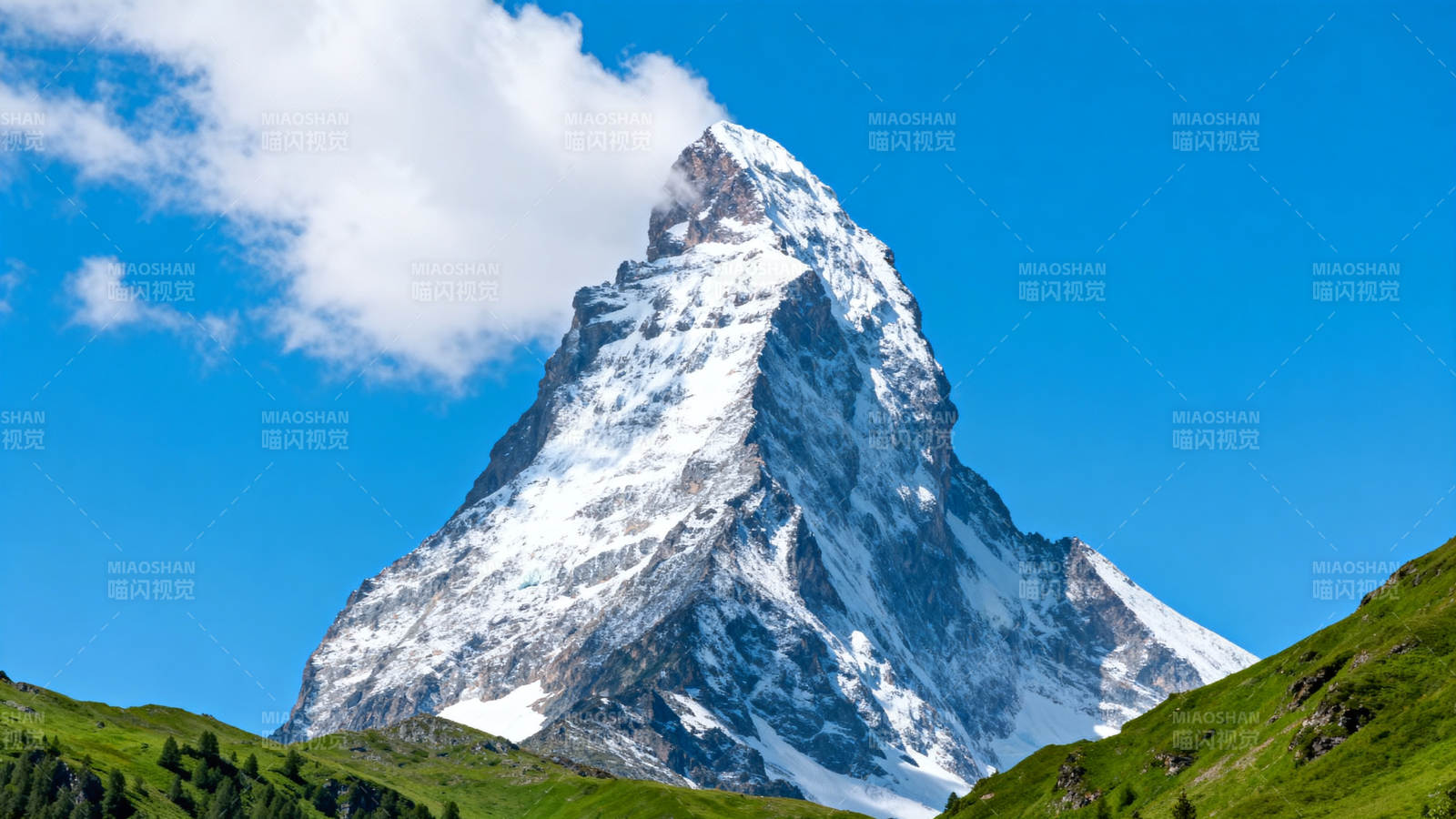 雪山巍峨 蓝天白云映衬图片